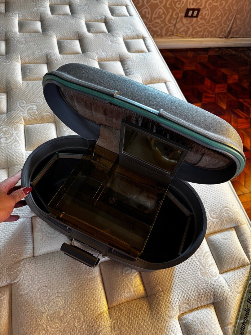 Vintage Vanity Kit (Category: Luxury Bags & Wallets) located in Quezon City. Submitted by declutterwithcc (Listing ID 1362151352, Image 3). Description: .