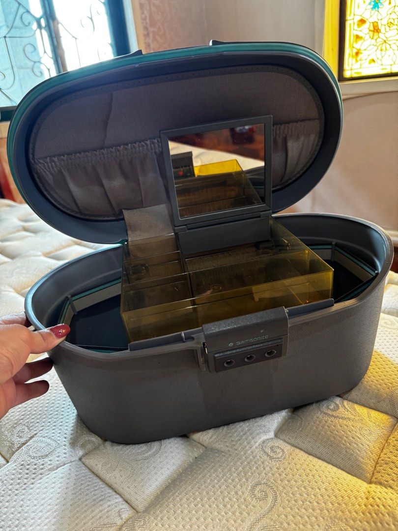 Vintage Vanity Kit (Category: Luxury Bags & Wallets) located in Quezon City. Submitted by declutterwithcc (Listing ID 1362151352, Image 2). Description: .