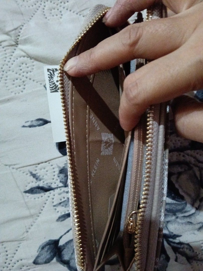 Anne Klein wallet (Category: Luxury Bags & Wallets) located in Quezon City. Submitted by bshoppe_ (Listing ID 1362371751, Image 3). Description: .