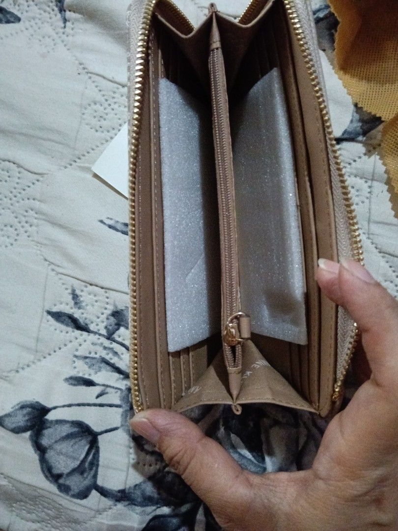 Anne Klein wallet (Category: Luxury Bags & Wallets) located in Quezon City. Submitted by bshoppe_ (Listing ID 1362371751, Image 2). Description: .