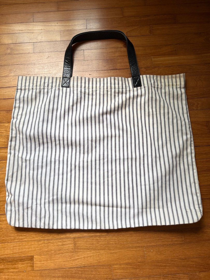 Anya Hindmarch (Category: Bags & Wallets) located in Singapore. Submitted by toryshop (Listing ID 1362310240, Image 2). Description: 53 x 45 cm.