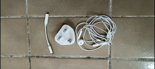 Auriculares Apple y adaptador