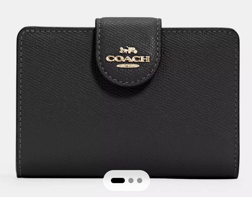 Coach Medium Corner Zip Wallet (Category: Luxury Bags & Wallets) located in Manila. Submitted by jessiiccaanne.1 (Listing ID 1362399106, Image 1). Description: Authentic Coach - Medium Corner Zip Wallet In Signature Canvas 📍 Cainta / Pasig.