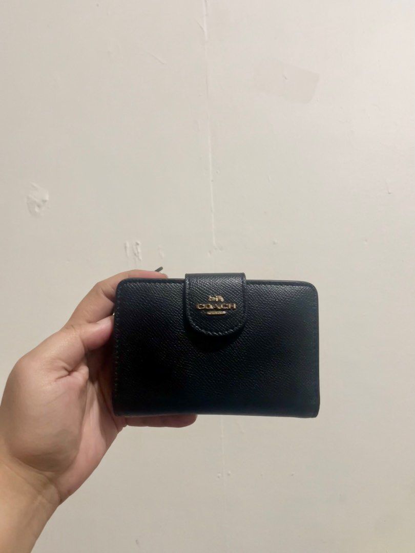 Coach Medium Corner Zip Wallet (Category: Luxury Bags & Wallets) located in Manila. Submitted by jessiiccaanne.1 (Listing ID 1362399106, Image 3). Description: Authentic Coach - Medium Corner Zip Wallet In Signature Canvas 📍 Cainta / Pasig.