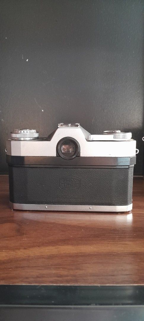 ZEISS IKON Contaflex Camera (Category: Cameras) located in Santa Rosa. Submitted by majanice (Listing ID 1362403502, Image 2). Description: vintage camera part of our collection winding for decor or for parts.