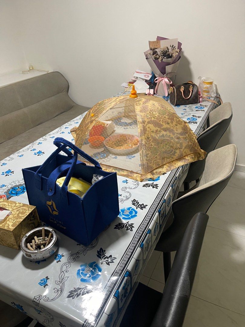 Extendable Dining table (Category: Tables & Sets) located in Singapore. Submitted by shoppaholic_xo (Listing ID 1362437536, Image 1). Description: Extendable dining table. Non extend up to 6 pax extended up to 10 pax. Table material is stone material. Bought less than 1 year cost is around 1k+ able to nego for fast deal .