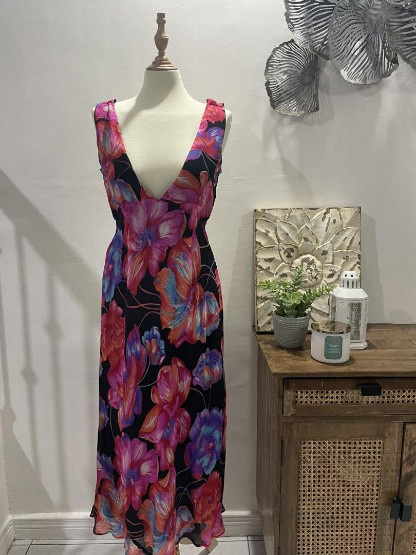 Floral maxi dress (Category: Dresses) located in Quezon City. Submitted by kateco08 (Listing ID 1362452520, Image 1). Description: medium brand new without tags super nice and flattering when worn.