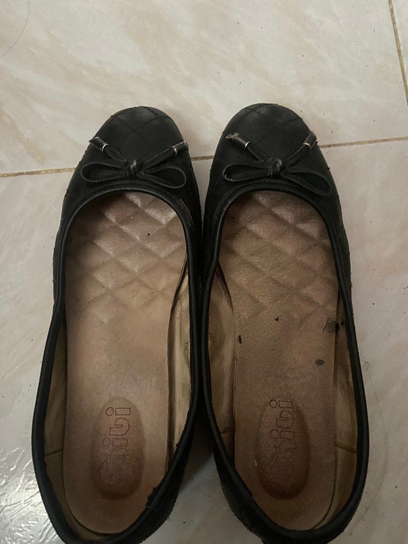 gibi bow embossed flat shoes RUSH SALE (Category: Flats & Sandals) located in Vigan. Submitted by ixukis (Listing ID 1362358824, Image 1). Description: gibi bow embossed flat shoes originally bought for 2k well used but no flaws just needs cleaning rfs: declutterring .