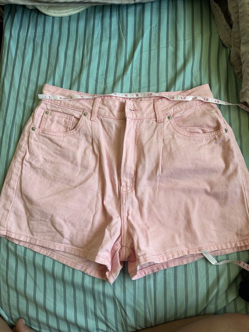 H&M Bermuda Shorts (Category: Shorts) located in Pasig City. Submitted by kaelsy (Listing ID 1362309384, Image 1). Description: 5-pocket shorts Waistline: 30-32 in Length:13.5 in Non-stretchable.