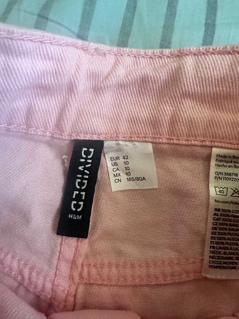 H&M Bermuda Shorts (Category: Shorts) located in Pasig City. Submitted by kaelsy (Listing ID 1362309384, Image 2). Description: 5-pocket shorts Waistline: 30-32 in Length:13.5 in Non-stretchable.