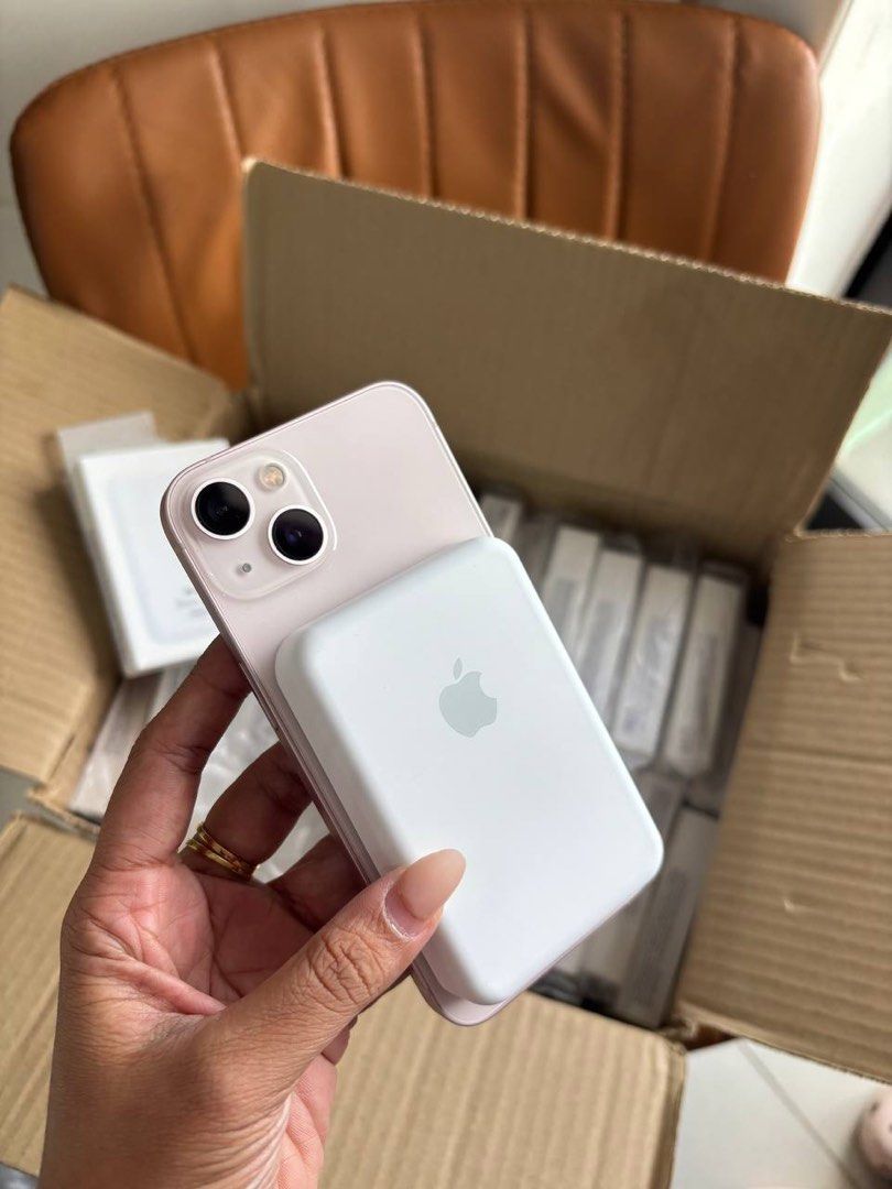 Magsafe (Category: Chargers & Cables) located in Candelaria. Submitted by pinkykeenshop (Listing ID 1362369939, Image 3). Description: MAGSAFE 🍏 • premium with original packaging • 5000 mAh battery capacity • magsafe charging support by type c • support iPhone X, 12 & 13 & 14 & 15 / mini / pro / pro max / and more latest model.
