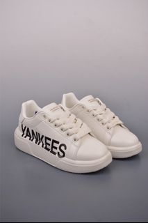 (Category: ) located in . Submitted by outlet.sneaker.shop (Listing ID 1362327851, Image 1). Description: .
