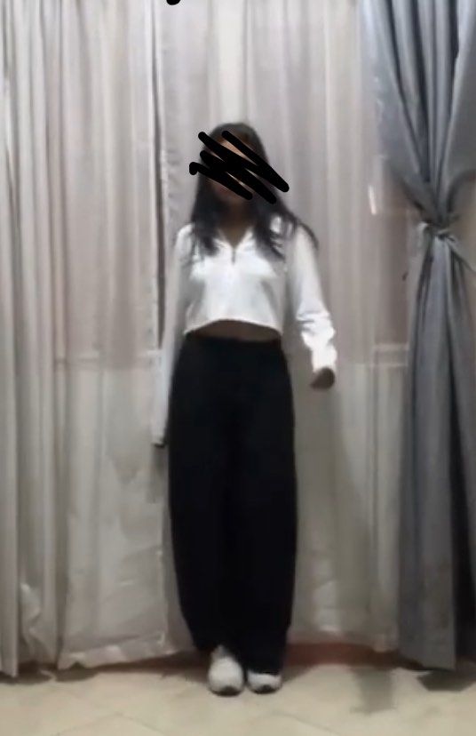 Nike air cropped long sleeves (Category: Longsleeves) located in Manila. Submitted by Alliahmaeee (Listing ID 1362411639, Image 3). Description: Price is negotiable Size: Large Rfs: dont use it much.