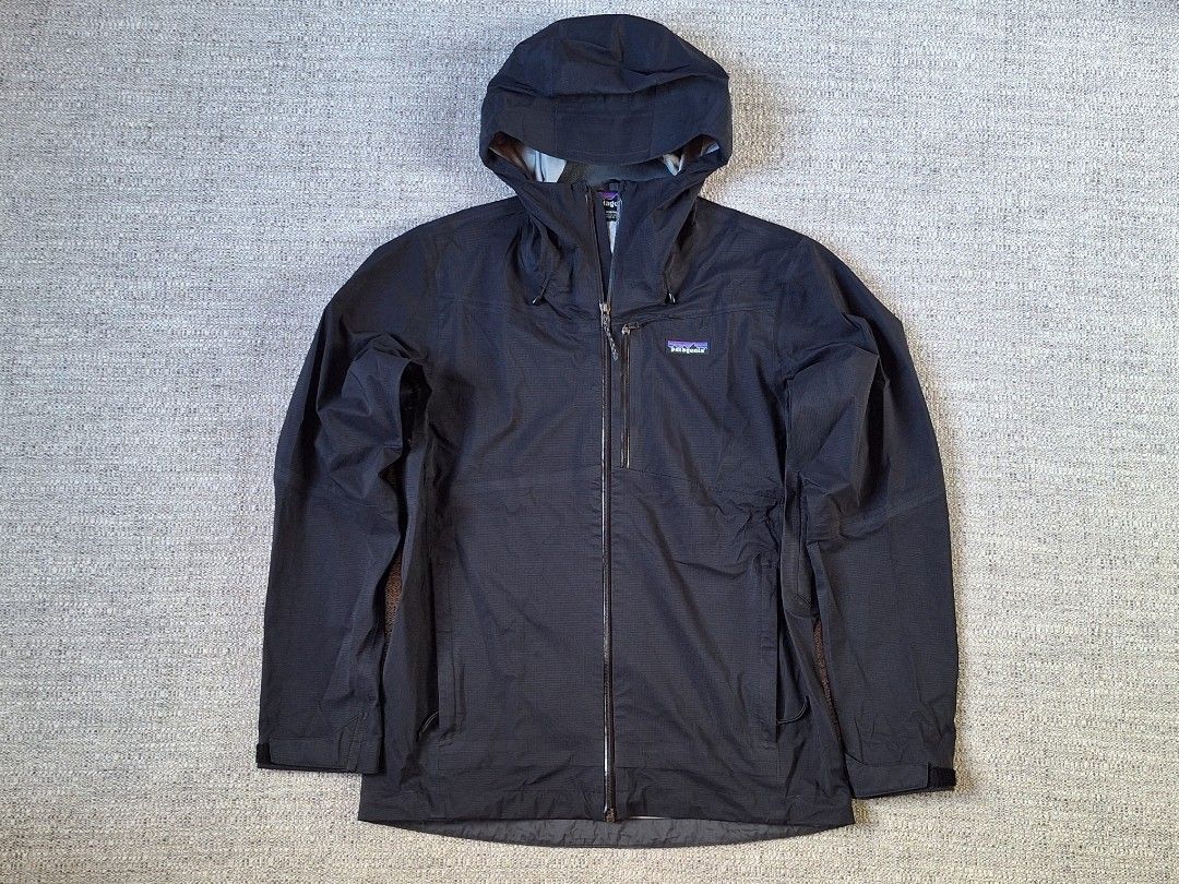 patagonia / Rain Jacket ( Authentic ) (Category: Coats, Jackets and Outerwear) located in Cebu City. Submitted by thehiddengemsbykid (Listing ID 1362395940, Image 1). Description: patagonia Rain Jacket For Men Size : Small Width - 20 Length - 28 Excellent Condition No issues 3,000 + Sf Thank you..