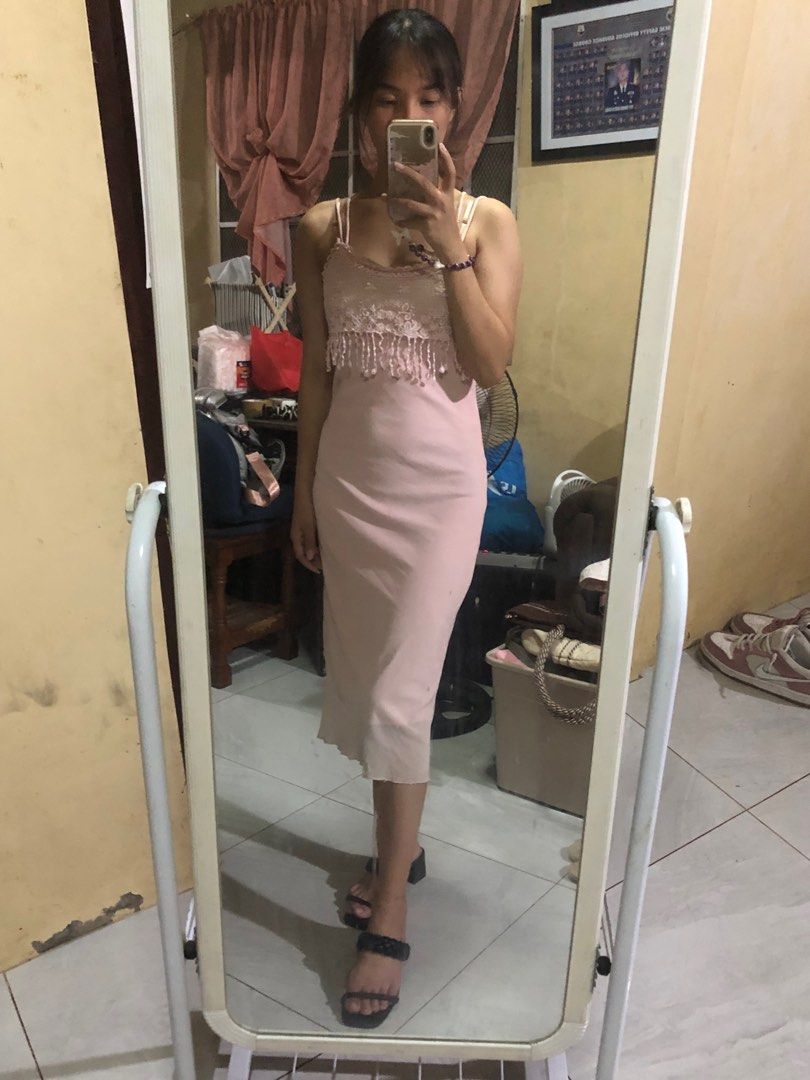 Pink classy slip-on dress (Category: Dresses) located in Tarlac. Submitted by clpari (Listing ID 1362467316, Image 1). Description: with flaw sa lace part nya Bust 28-34" Waist 26-34" Length 42" Mine 150.