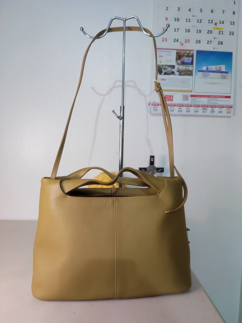 THE ROW (Category: Luxury Bags & Wallets) located in Davao. Submitted by daneyvintage (Listing ID 1362307643, Image 1). Description: .