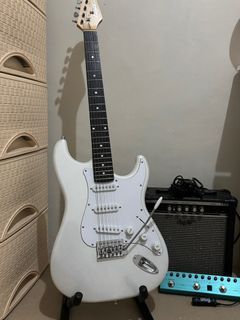 Electric Guitar with MultiFX Pedal (WHITE STRATOCASTER)