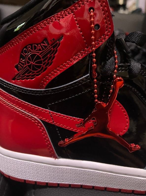 Air Jordan 1 Patent Bred (Category: Sneakers) located in Carmona. Submitted by boleki06 (Listing ID 1362534928, Image 2). Description: Condition: BNDS Sz: 9 US Mens Complete with box.