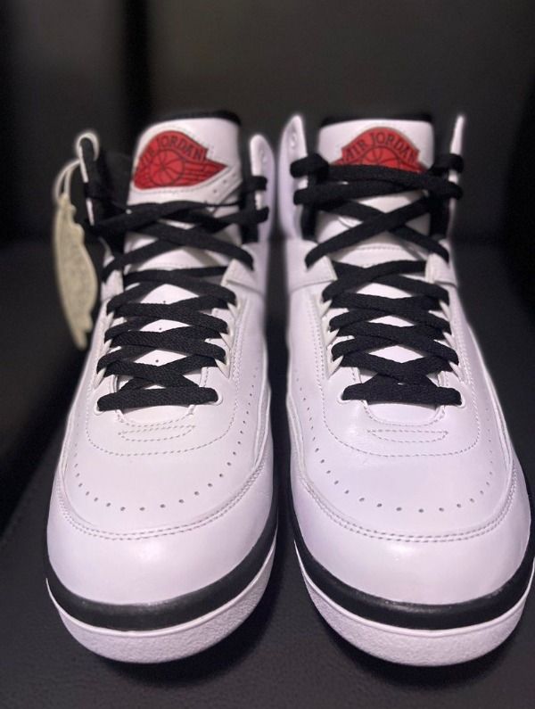 Air Jordan II Chicago (Category: Sneakers) located in Carmona. Submitted by boleki06 (Listing ID 1362537975, Image 2). Description: Sz: 9 US Mens Complete with box.