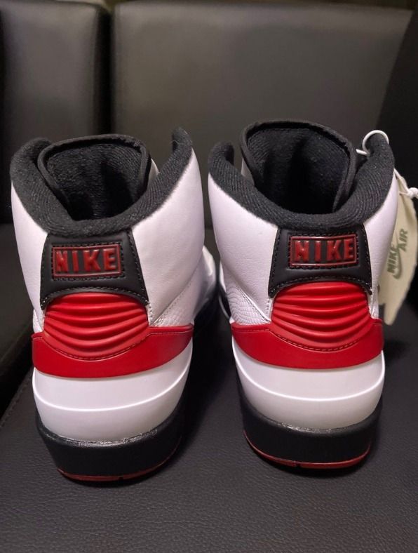 Air Jordan II Chicago (Category: Sneakers) located in Carmona. Submitted by boleki06 (Listing ID 1362537975, Image 3). Description: Sz: 9 US Mens Complete with box.