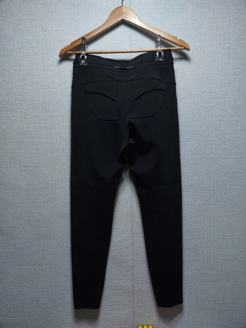 Beneunder Leggings (Category: Activewear) located in Manila. Submitted by getforstyle (Listing ID 1362515330, Image 3). Description: Waist: 27-36 MOP: Gcash,Maya,Bank trans.. COURIER: JRS express, Lalamove, J&T express.