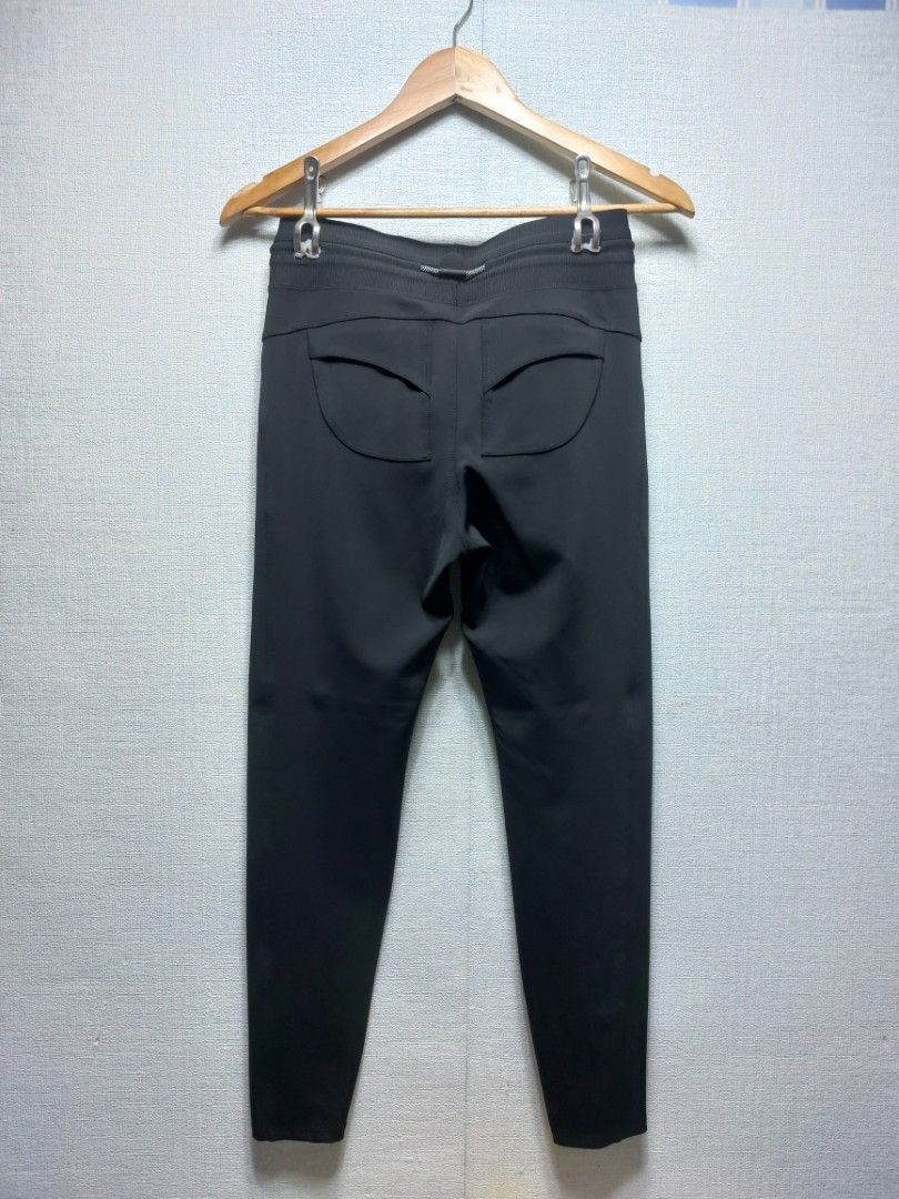 Beneunder Leggings (Category: Activewear) located in Manila. Submitted by getforstyle (Listing ID 1362515330, Image 2). Description: Waist: 27-36 MOP: Gcash,Maya,Bank trans.. COURIER: JRS express, Lalamove, J&T express.