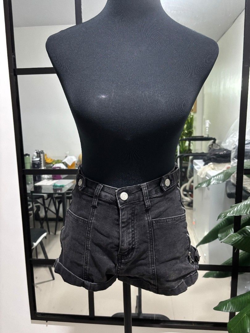 black denim shorts (Category: Shorts) located in Quezon City. Submitted by randomcatvideo (Listing ID 1362575130, Image 1). Description: 45+sf stretchy flat measurements: waist: 12.5" thigh: 12.5 rise: 11.8" length: 13".