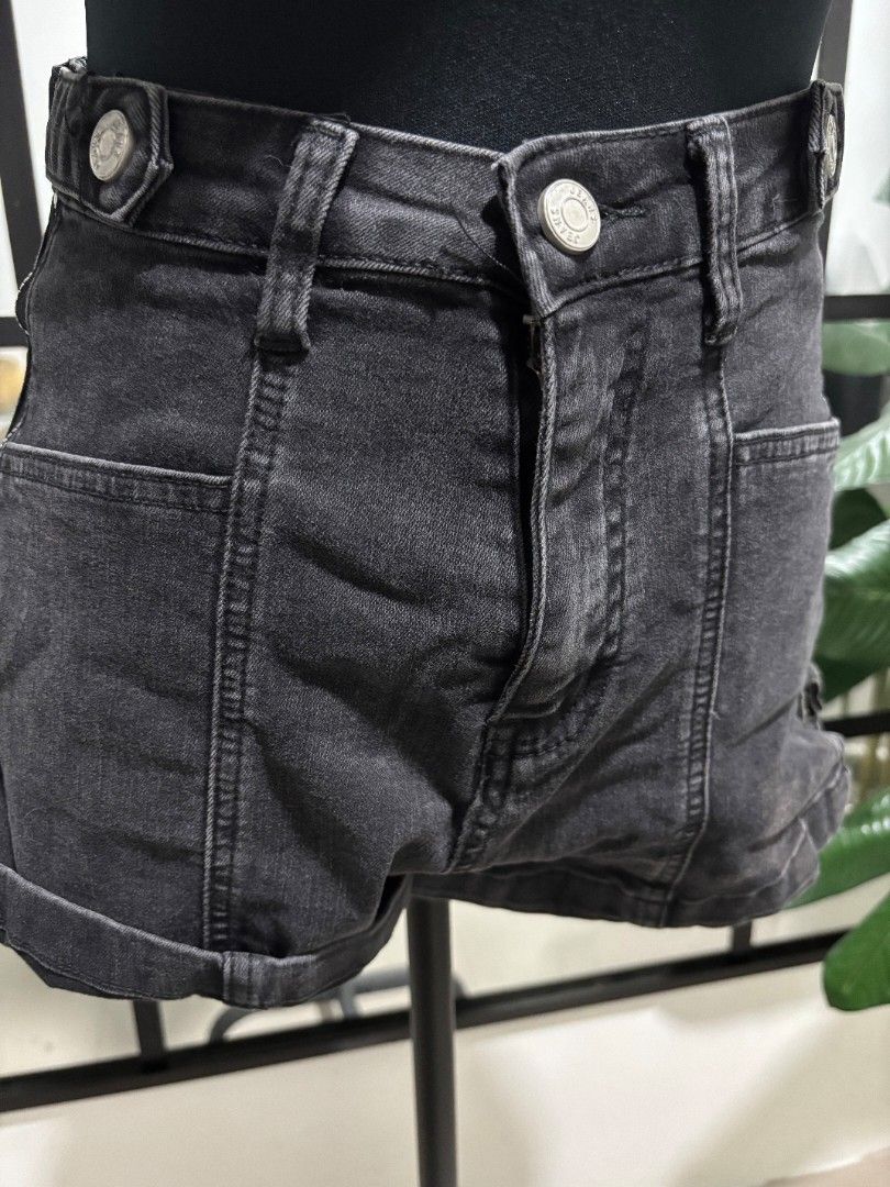 black denim shorts (Category: Shorts) located in Quezon City. Submitted by randomcatvideo (Listing ID 1362575130, Image 2). Description: 45+sf stretchy flat measurements: waist: 12.5" thigh: 12.5 rise: 11.8" length: 13".