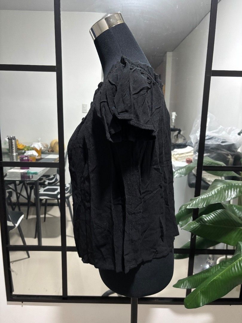 black flowy blouse (Category: Blouses) located in Quezon City. Submitted by randomcatvideo (Listing ID 1362562446, Image 2). Description: 50+sf got this from canada size s-m flat measurements: shoulder: 14.5" but stretches a lot length (middle): 18".