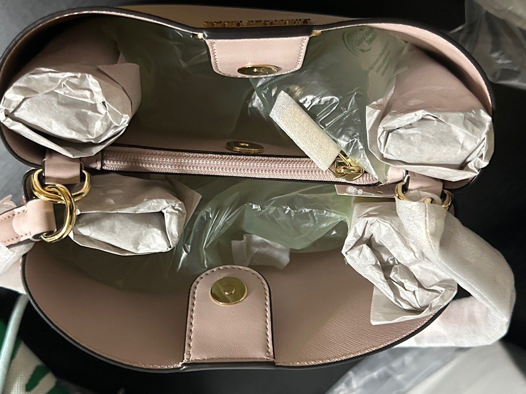 BNWT Michael Kors Bucket Shoulder Bag (Powder Blush) (Category: Bags & Wallets) located in Singapore. Submitted by haverespectforsellerpls (Listing ID 1362602886, Image 2). Description: .