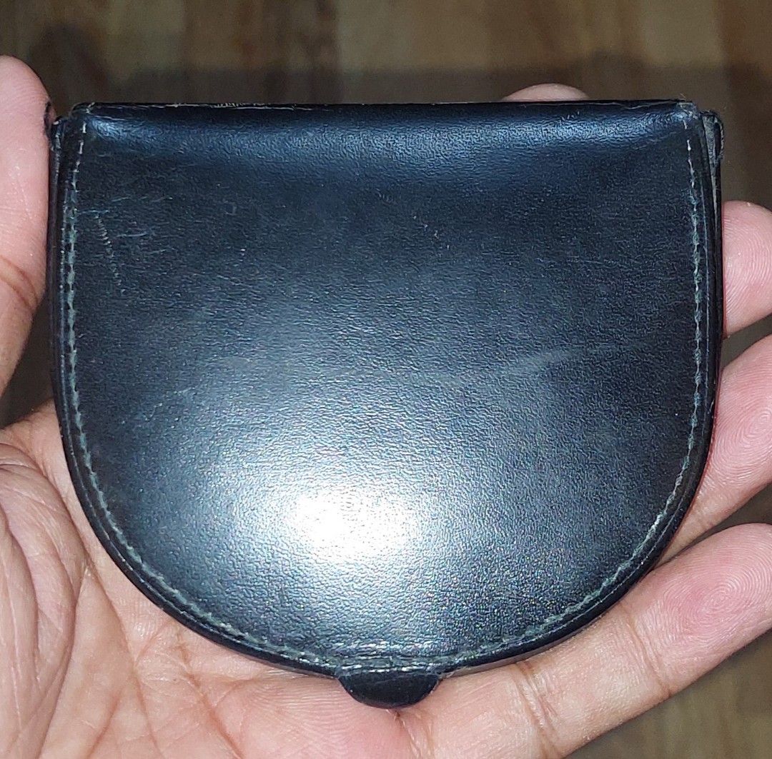 Cartier Coin purse (Category: Luxury Bags & Wallets) located in Puerto Princesa. Submitted by YeSurJOMS (Listing ID 1362632523, Image 2). Description: Cartier coin purse very good condition sign of usage.