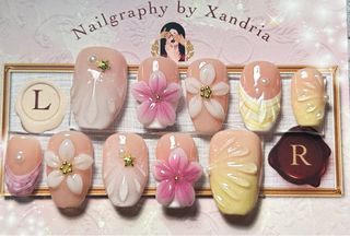 Customized Press-On Nails! ✨🤍