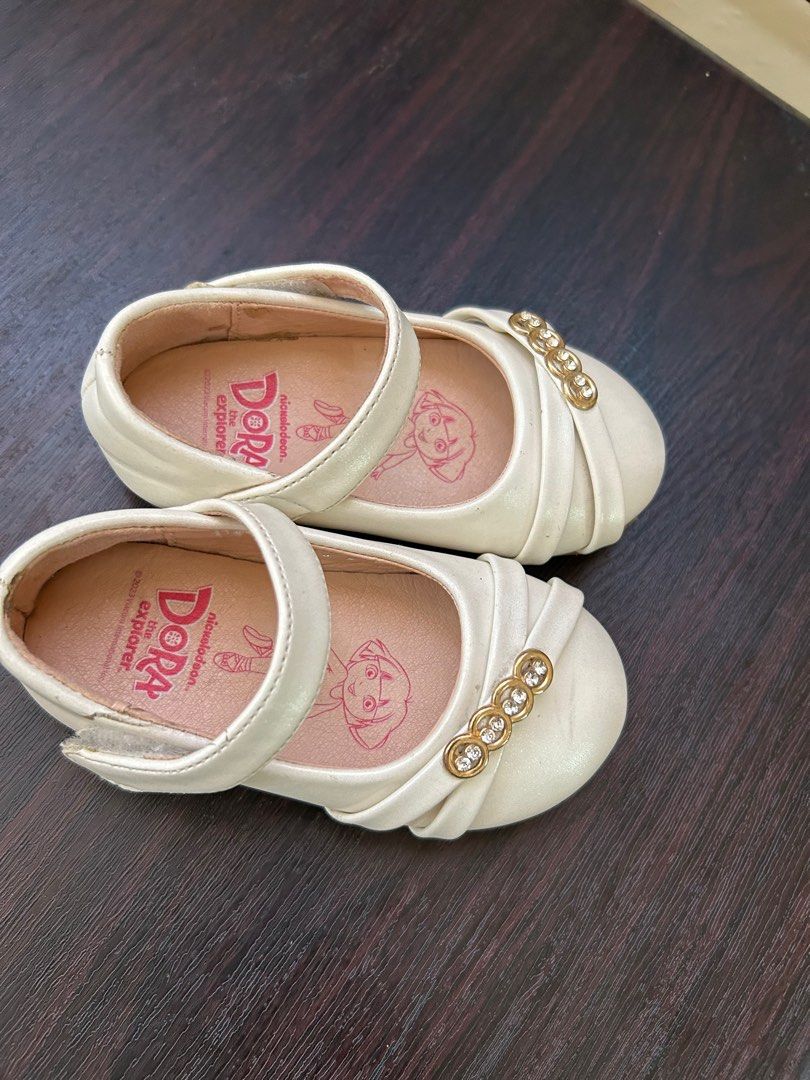 Dora shoes brand new (Category: Babies & Kids Fashion) located in Mandaluyong City. Submitted by decluterwithmae (Listing ID 1362518845, Image 1). Description: bn bought for christening but too small work almost 2k selling for a lower price kesa nakatabi size 21.