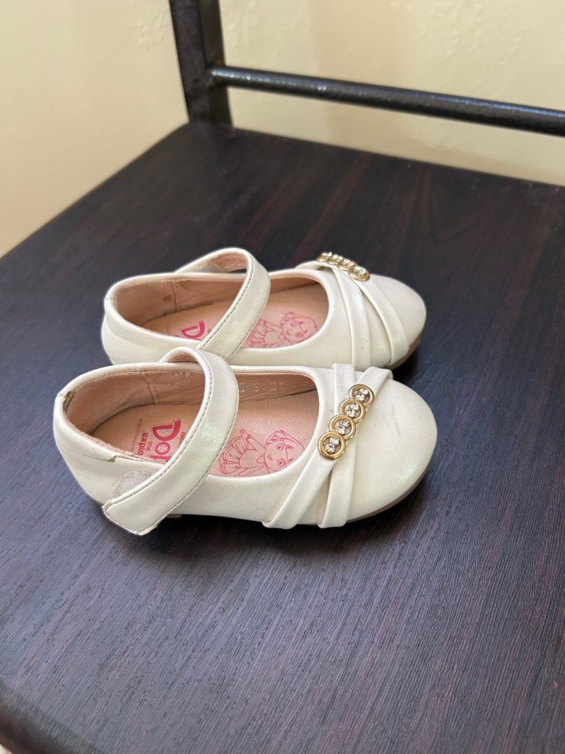 Dora shoes brand new (Category: Babies & Kids Fashion) located in Mandaluyong City. Submitted by decluterwithmae (Listing ID 1362518845, Image 2). Description: bn bought for christening but too small work almost 2k selling for a lower price kesa nakatabi size 21.