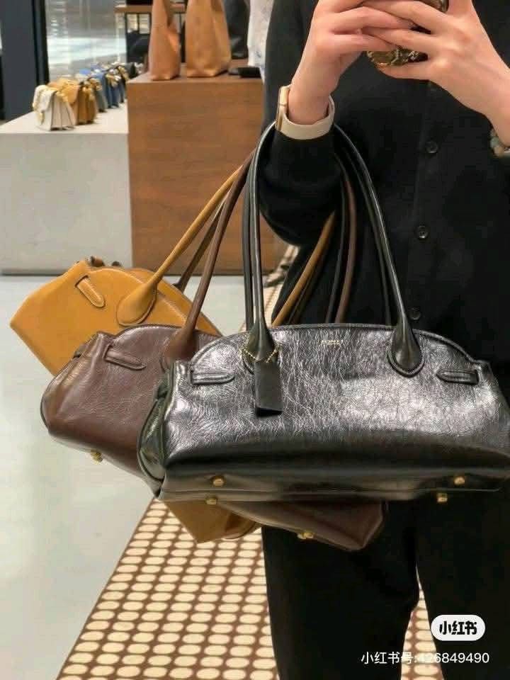 Empire Carryall Hori (Category: Shoulder Bags) located in Manila. Submitted by bagislifeshop (Listing ID 1362649235, Image 3). Description: .