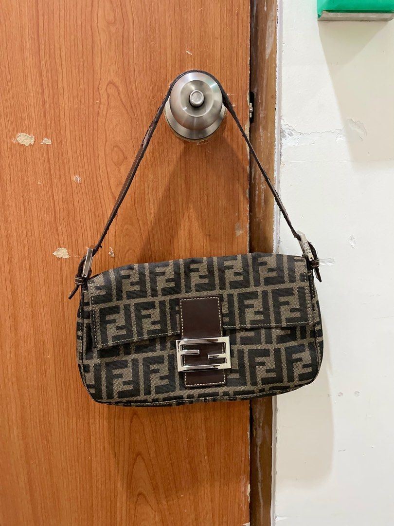 Fendi Baguette (Category: Luxury Bags & Wallets) located in Cebu City. Submitted by hahacalvin54910 (Listing ID 1362567652, Image 1). Description: Strap issue Palitan nyo nalang.