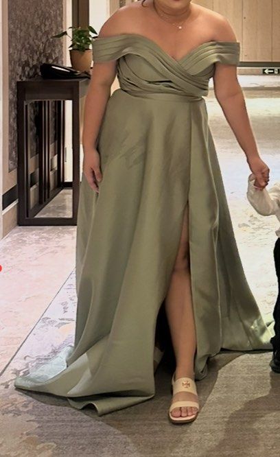 Green Gown (Category: Evening dresses & gowns) located in Pasay City. Submitted by archangel21 (Listing ID 1362486977, Image 3). Description: Used once for a wedding. .