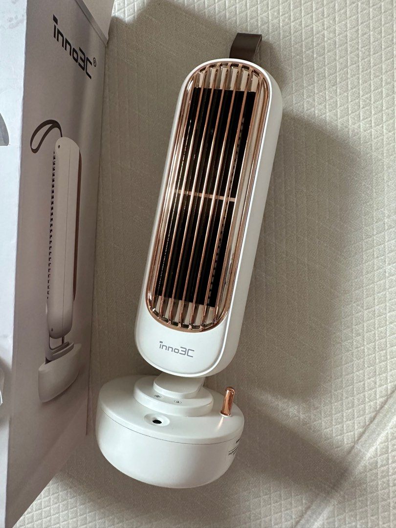 Inno3C Tower Cooling Fan 直立式風扇 （分類：風扇）位於 Hong Kong。 由 lcc0222 提交（商品編號 1362525176，圖片 1）。簡介： 豐澤$298 原裝廠貨轉售$168 1. 制冷、風扇、加濕三合一塔式風扇。2. 注入水或冰到水箱，快速制冷，製造清涼風感。3. 3檔風速任意調校，高中低風吹出涼意。4. 2檔定時噴霧模式，配上220ml大容量水箱，將水霧噴出持久加濕。5. 外觀典雅時尚，附設皮革手提帶，攜帶方便。6. 嚴格安全測試，通過CE認證。 。