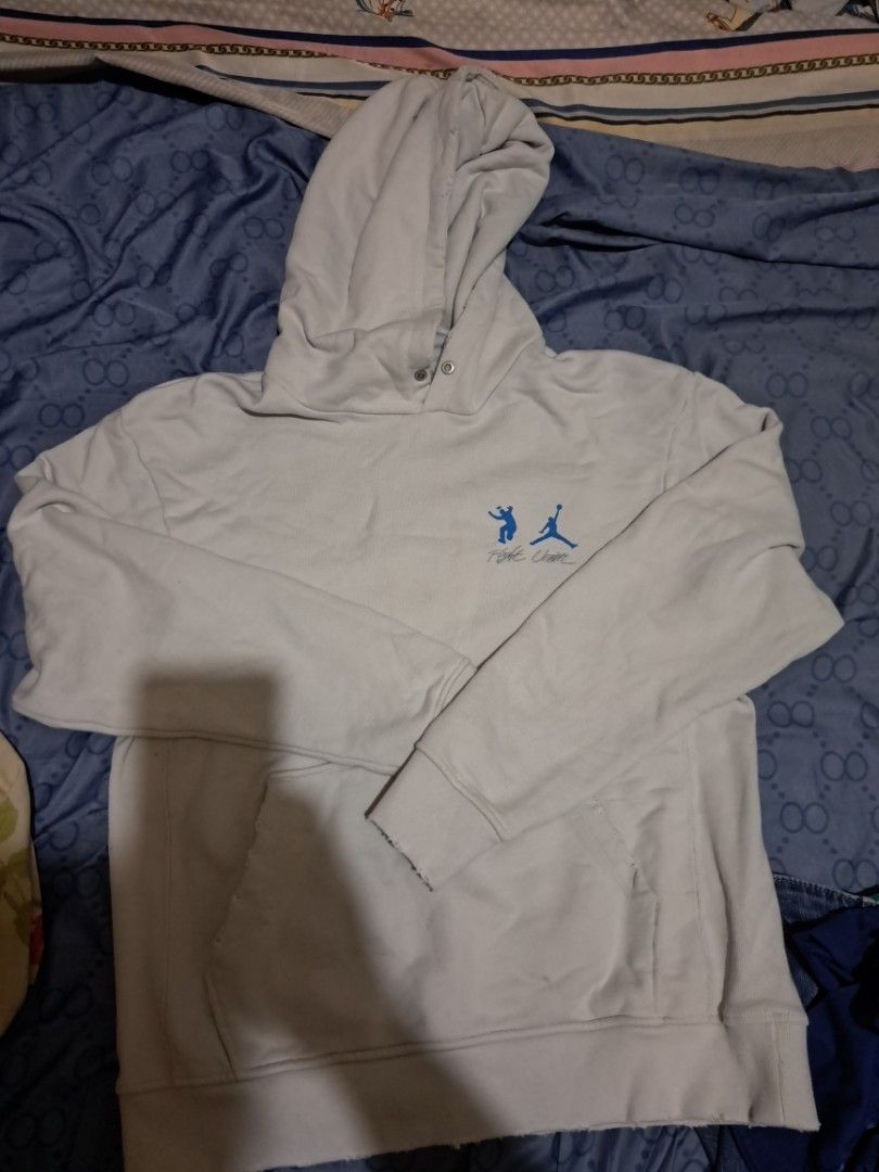 Jordan x union hoodie (Category: Coats, Jackets and Outerwear) located in Candelaria. Submitted by lanz29 (Listing ID 1362567832, Image 1). Description: jordan x union hoodie sz L on tag can fit up to xl with natural/factory distressing.
