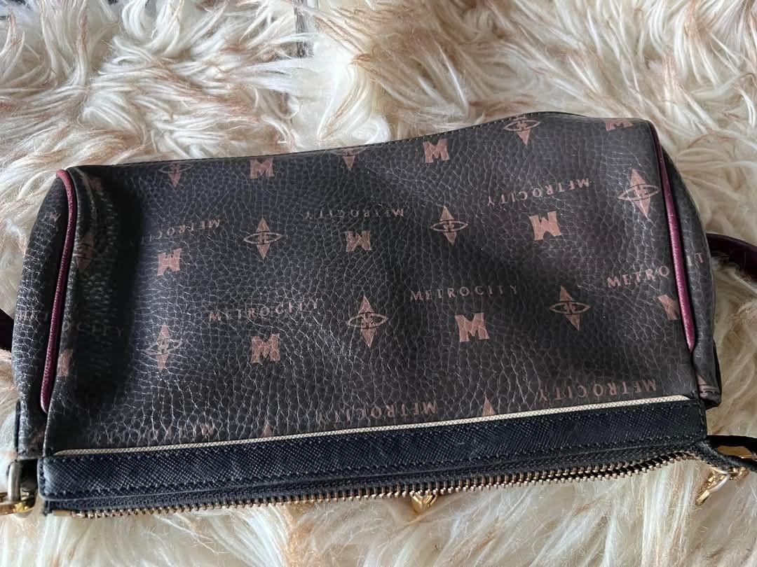 Metrocity sling (Category: Luxury Bags & Wallets) located in Cagayan de Oro. Submitted by kc_missy (Listing ID 1362630979, Image 3). Description: .