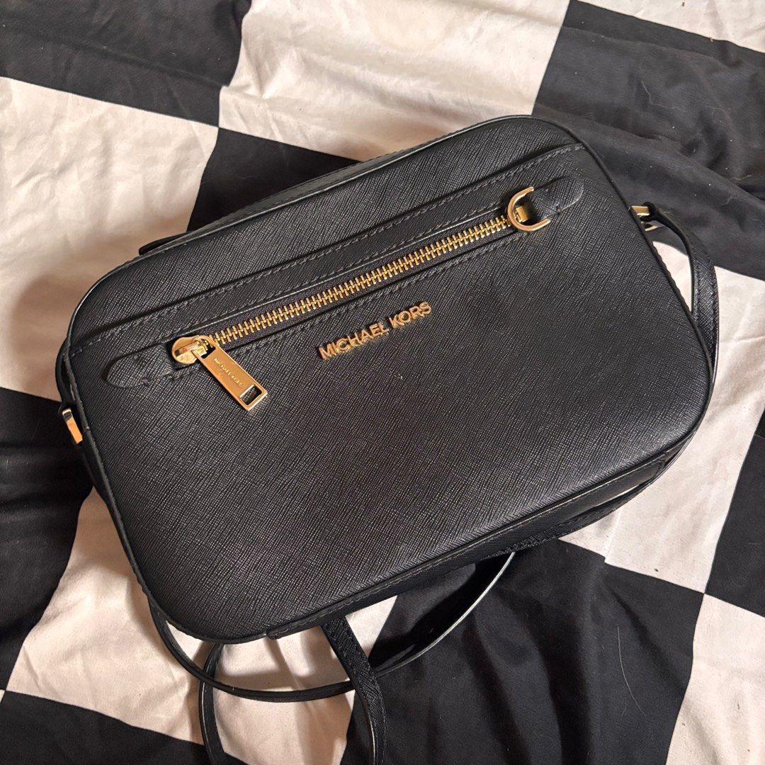 MK Jet set cross body bag (Category: Purses & Pouches) located in Caloocan City. Submitted by yangcmt (Listing ID 1362545365, Image 2). Description: Like new no issue, just used 3x Authentic from Jeddah.