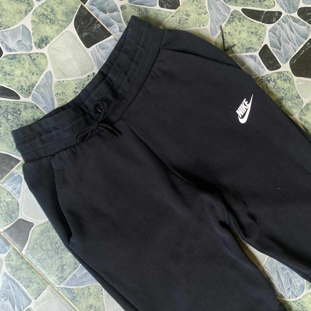 Nike jogger (Category: Activewear) located in San Fernando. Submitted by work4it (Listing ID 1362622413, Image 2). Description: Nike jogger size S-M Color Rate-9/10 Issue-X.