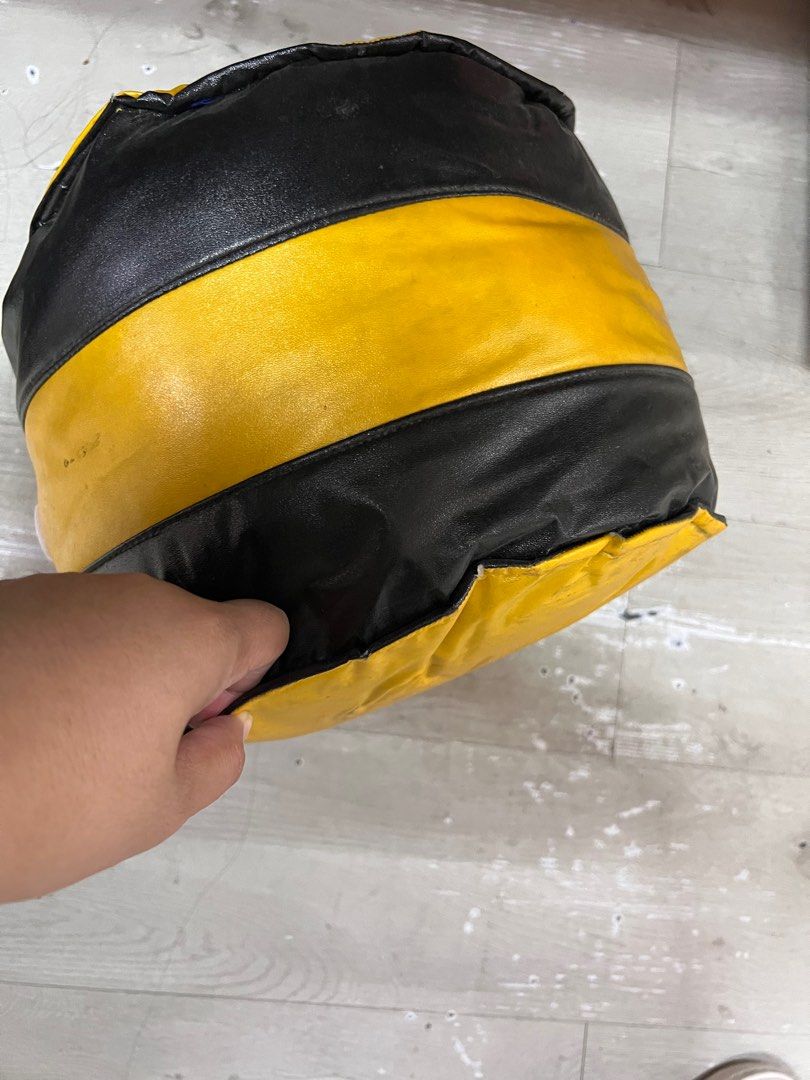 Office foot stool (Category: Looking For) located in Manila. Submitted by hellot_preloved (Listing ID 1362489258, Image 2). Description: Bagay sa mga buntis na nag ooffice work. Dahil recommended na dapat nakataas ang paa while sitting. Rfs wala pang balak sundan si junjun kaya benta nalang. Loc marikina.