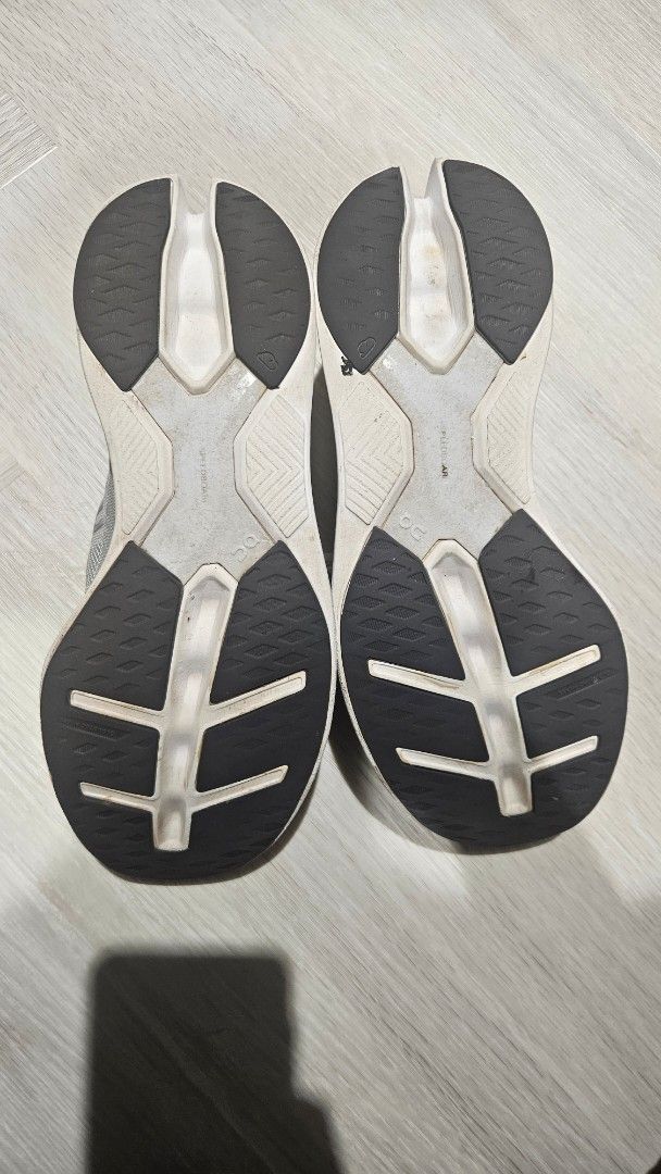 ON Cloudeclipse (Category: Sneakers) located in Singapore. Submitted by KaranisHot (Listing ID 1362519709, Image 2). Description: Bought from Running lab (no box as I threw it away to save space) as a birthday gift for myself but does not suit my foot shape hence deciding to sell Only around 90km mileage Condition 10/10.