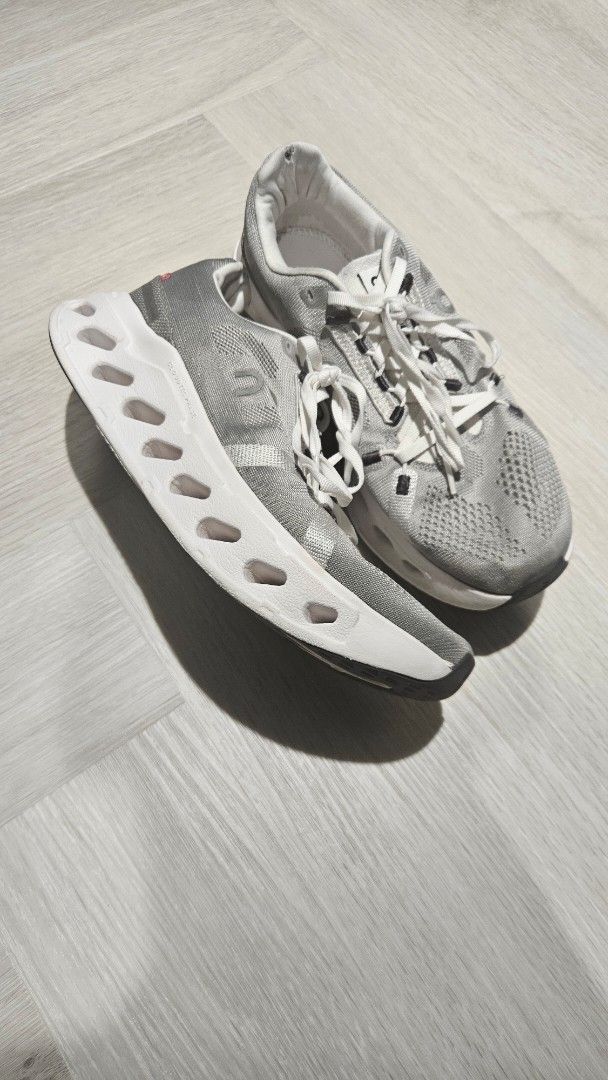 ON Cloudeclipse (Category: Sneakers) located in Singapore. Submitted by KaranisHot (Listing ID 1362519709, Image 1). Description: Bought from Running lab (no box as I threw it away to save space) as a birthday gift for myself but does not suit my foot shape hence deciding to sell Only around 90km mileage Condition 10/10.