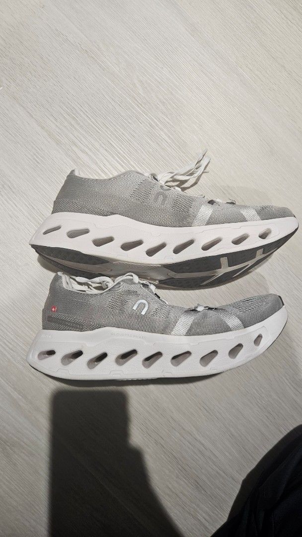 ON Cloudeclipse (Category: Sneakers) located in Singapore. Submitted by KaranisHot (Listing ID 1362519709, Image 3). Description: Bought from Running lab (no box as I threw it away to save space) as a birthday gift for myself but does not suit my foot shape hence deciding to sell Only around 90km mileage Condition 10/10.