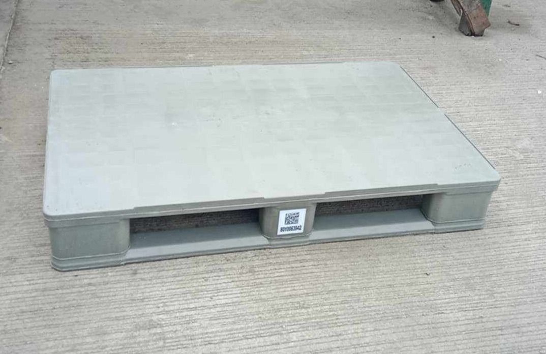 Plastic Pallets: (Category: Construction & Building Materials) located in Taguig. Submitted by infotechnologiez (Listing ID 1362564828, Image 2). Description: FOR SALE: PLASTIC PALLETS * Size 80cm x 120cm x 6in * Plaintop 2 way open 2 way closed * Heavy duty * 5 Tons Max weight Capacity * White & Gray available 📞 0994-977-8833 💵 Mode of Payment: GCASH and Online Bank Payment 🛵 Delivery Through LALAMOVE 🚛 We Ship Nationwide (LBC / AP CARGO).