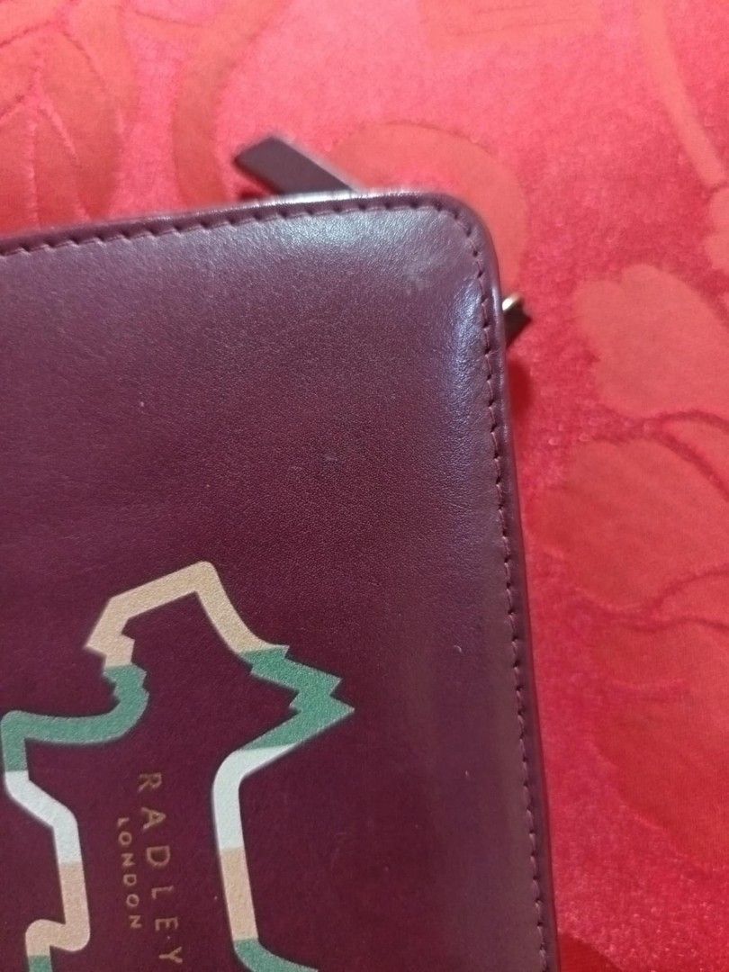 Preloved Radley London medium wallet (Category: Wallets & Card holders) located in Quezon City. Submitted by G.E.M18 (Listing ID 1248658122, Image 1). Description: Preloved Radley London medium wallet. Used but not abused. Need linis sa loob kc tela yun..