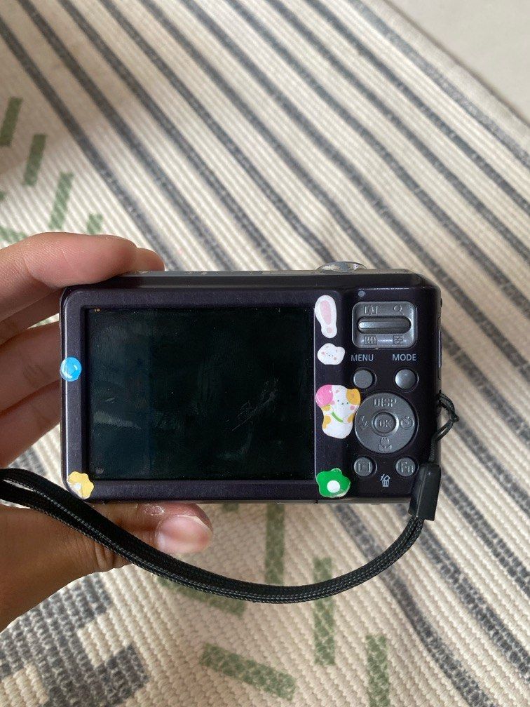 Samsung digicam (ES70) (Category: Cameras) located in Manila. Submitted by jjman.cars (Listing ID 1362518581, Image 2). Description: Samsung digicam (es70) issues -blue screen -lens error (but cleaning the lens will solve it) Free - with battery -charger sf is on buyer lalamove.