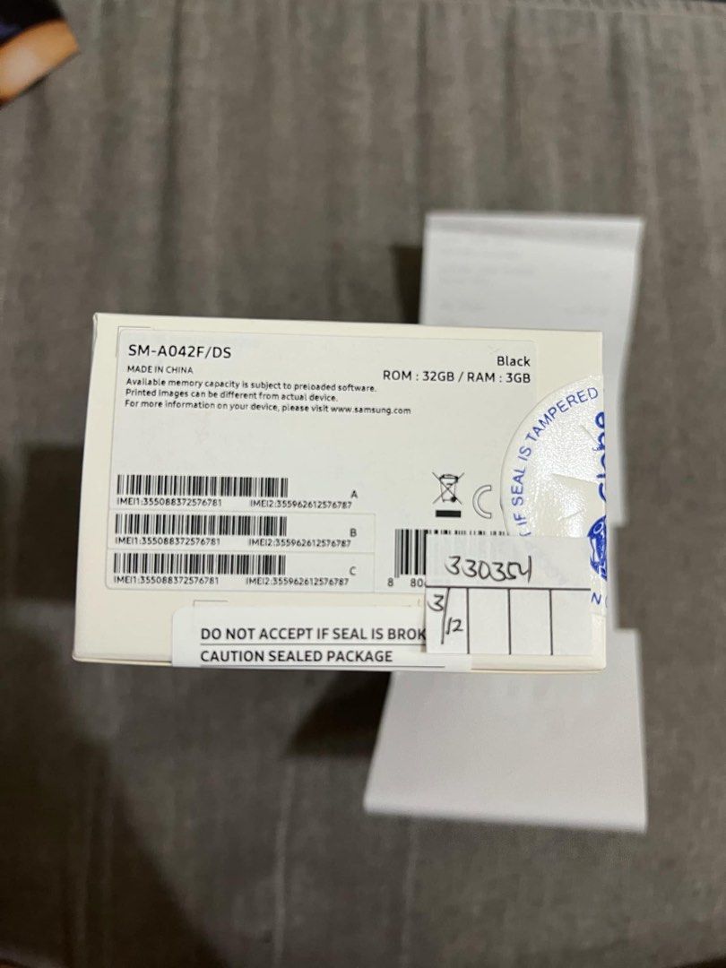 SAMSUNG GALAXY A04e (Category: Samsung) located in Quezon City. Submitted by thriftythreadsbynadyaandelay (Listing ID 1362605974, Image 2). Description: sealed 32 gb black loc: Mandaluyomg.